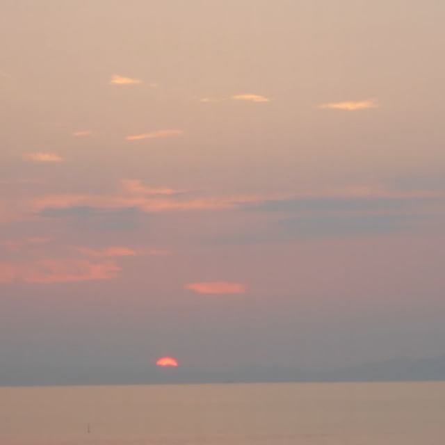 A beautiful sunrise over Biwako! 琵琶湖のきれいな日の出Photo credits to @ondubz ...#日本 #japan #shiga #bbdylanshiga #滋賀 #近江舞子 #omimaiko #日の出
